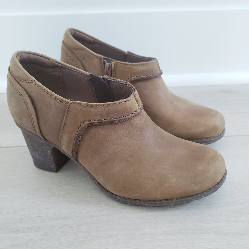 Clarks Sashlin Leather Heeled Bootie Tan Sz 7